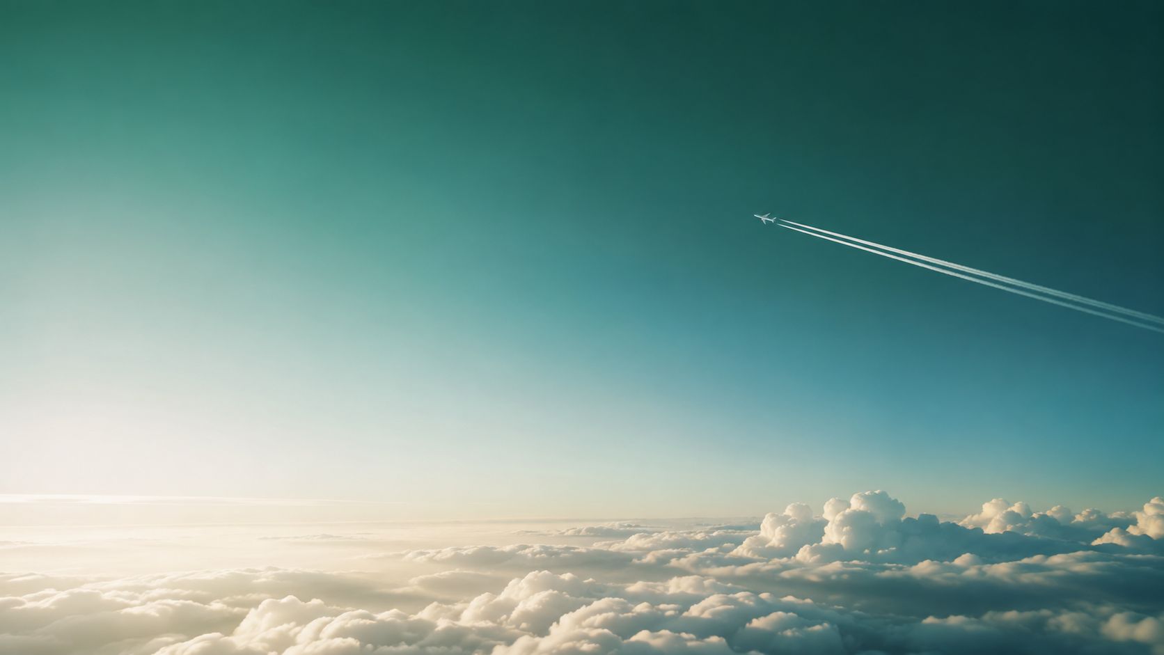 Ein Flugzeug welches am Himmel fliegt über den Wolken.