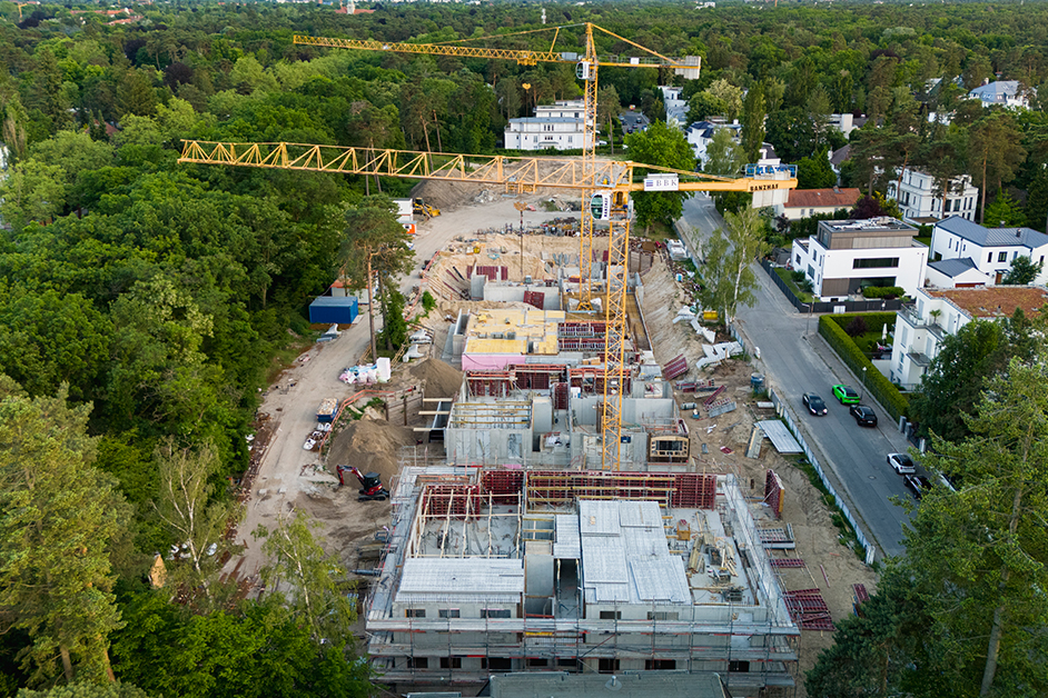 Drohnenaufnahme einer Baustelle in Berlin Zehlendorf. Die Baustelle befindet sich im Rohbau mit 2 Kränen.