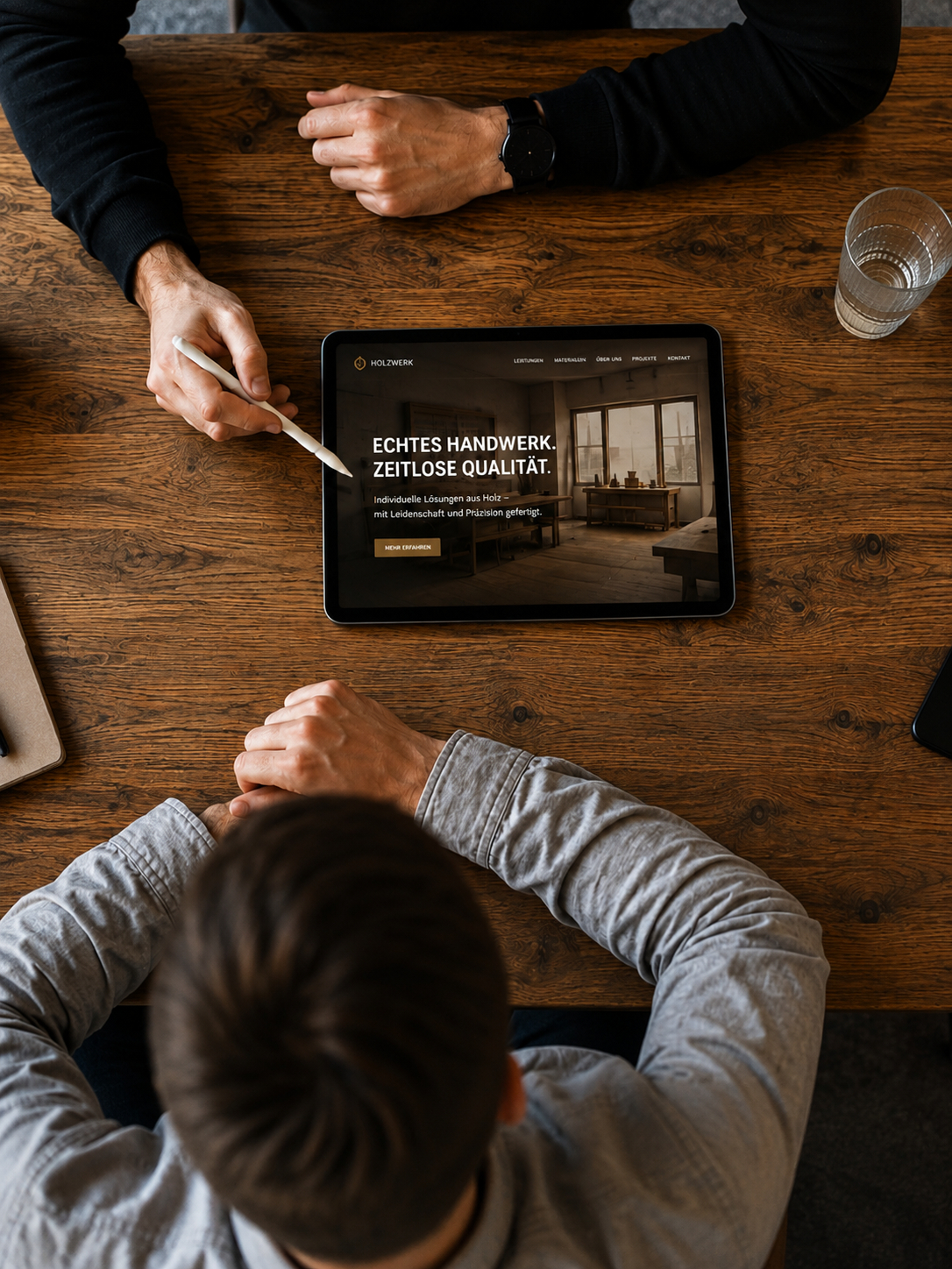 Cem Karahan zeigt seinem Kunden die neue Tischler Website responsiv auf seinem Tablet. 