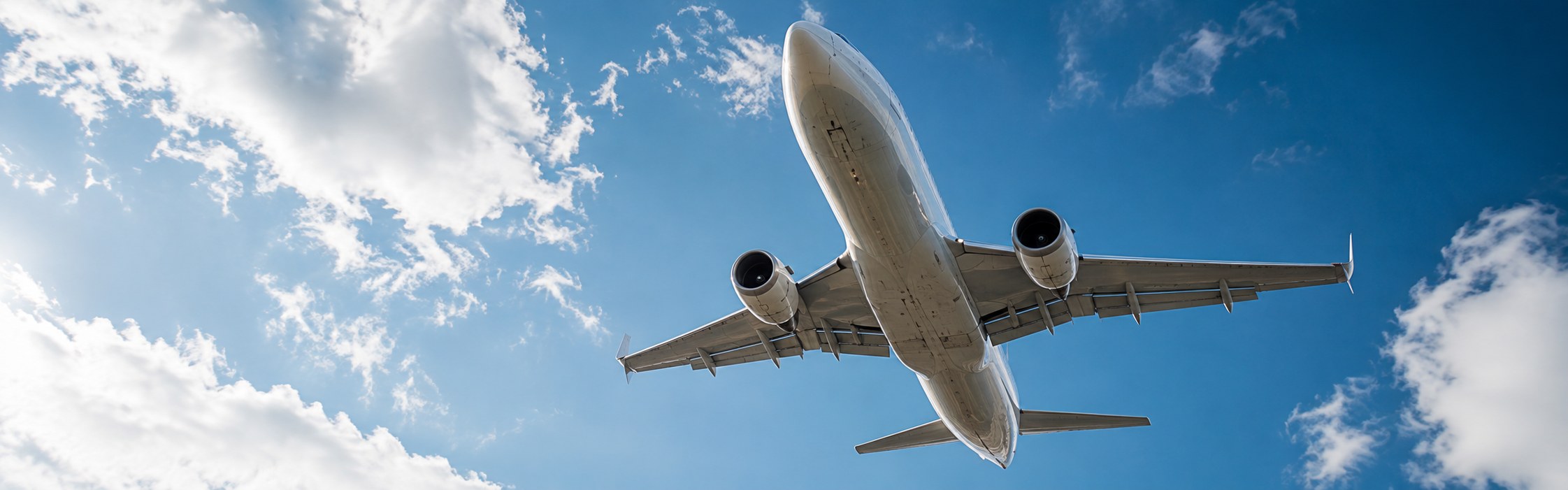 Ein Flugzeug welches am Himmel fliegt über den Wolken.
